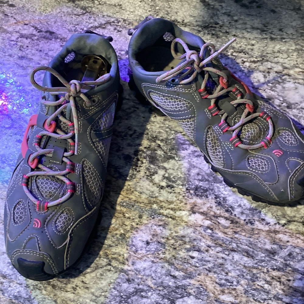 Breathable ventilation on all sides. Waterproof comfortable